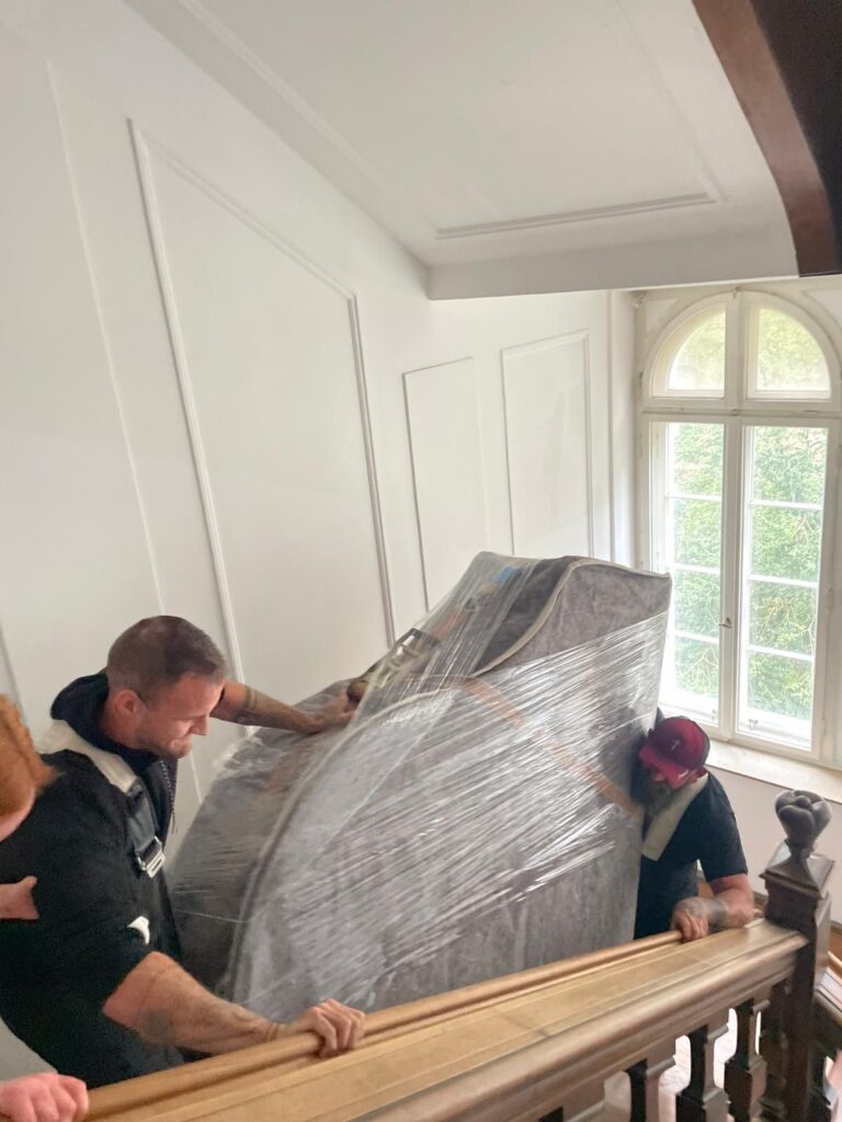 Klaviertransport Raum Karlsruhe durch Loockes Klaviertaxi – Transport eines Klaviers im Einsatz in Herzogenaurach. Klaviertransport Fürth.